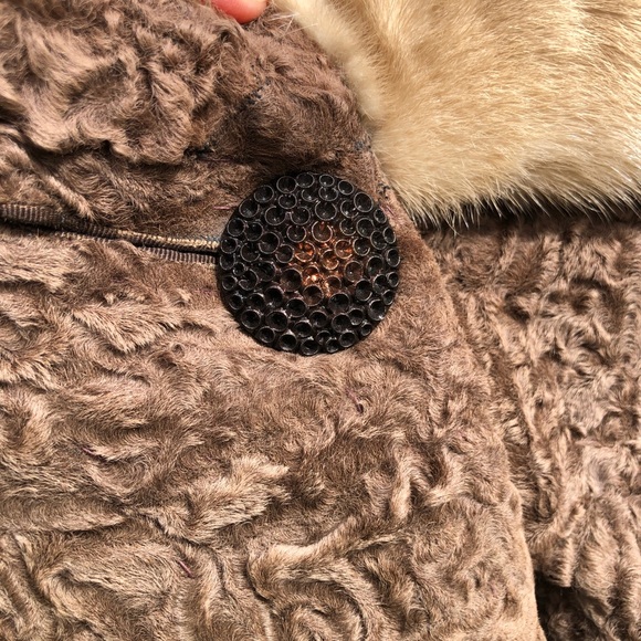 1950s Vintage Milk Chocolate Broadtail Jacket with Palomino Mink Fur Collar - Picture 4 of 16